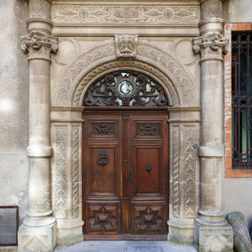 Hôtel Bergé porte d’entrée Siège de la Société archéologique scientifique et littéraire de Béziers
